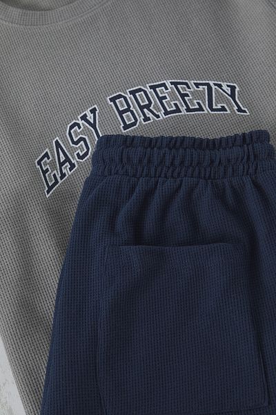 Trendyol Collection Γκρι Regular Fit Slogan Σετ πιτζάμες με στάμπα βάφλα με πλεκτό σορτς TMNSS25PT00008