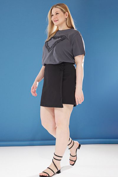 Trendyol Curve Sivé tričko Boyfriend Fit nadmernej veľkosti – volániky a detail srdca TBBSS25BF00022