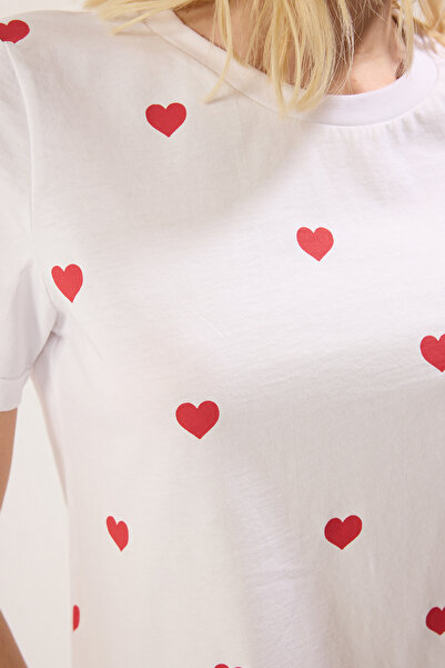 Trendyol Collection Πλεκτό μπλουζάκι με λαιμόκοψη TWOSS20TS0757, 100% παχύ βαμβάκι, με στάμπα καρδιάς, κανονική εφαρμογή