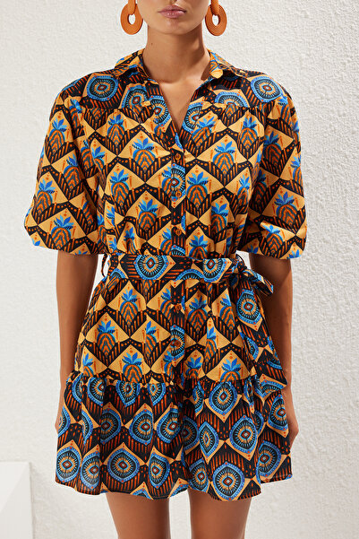 Trendyol Collection Ethnisch gemustertes Mini-Strandkleid mit gewebten Ballonärmeln TBESS25EL00035