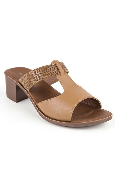 Muya شبشب نسائي من Ceria بنعل تشريحي