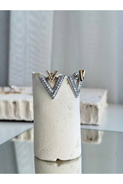 Thariaccessory أقراط بتصميم على شكل حرف V