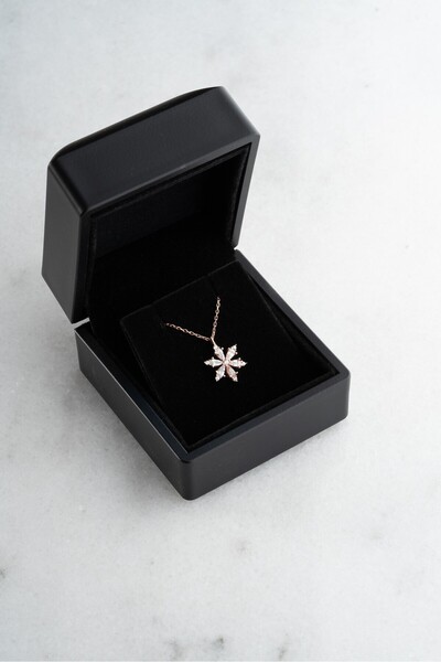 ESSARE 925 Ayar Işıklı Kutuda Gümüş Beyaz Taşlı Lotus Kamelya Çiçeği Kolye