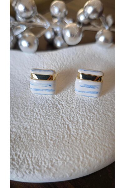 VOBEEYKU أقراط مربعة مربعة بحروف زرقاء مطلية بالمينا البيضاء من سلسلة خاصة