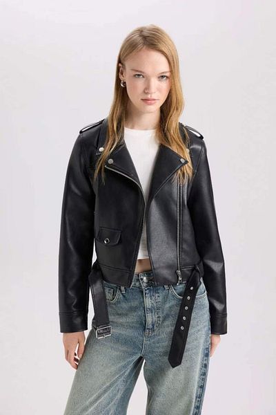 DeFacto Wasserabweisende Crop-Bikerjacke aus Kunstleder – zweireihiges Revers mit Reißverschlusstaschen und Gürtel für die Saison Y7168AZ25SP
