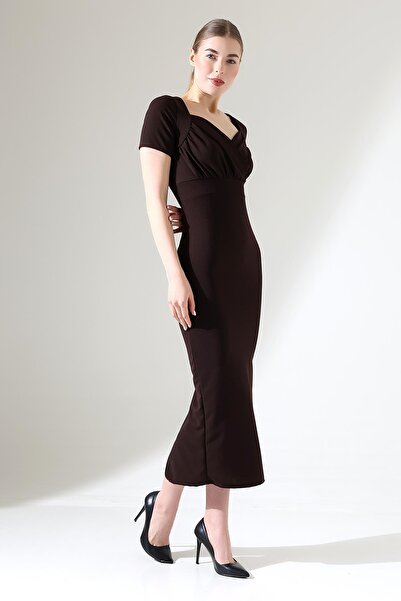 Deafox Hnědé midi šaty z krepové látky s dvojitým límečkem a krátkým rukávem