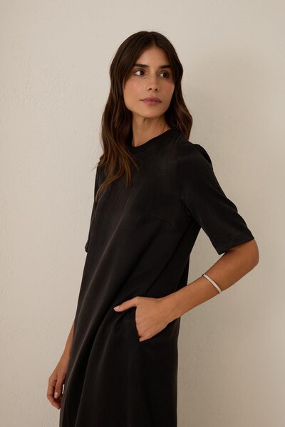 Setre Rochie neagră cu mânecă scurtă, lungime midi, guler rotund tricou