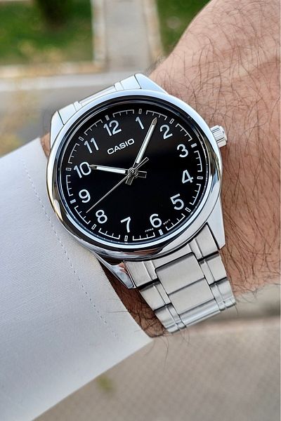 Casio ساعة يد رجالية باللون الفضي مع قرص أسود