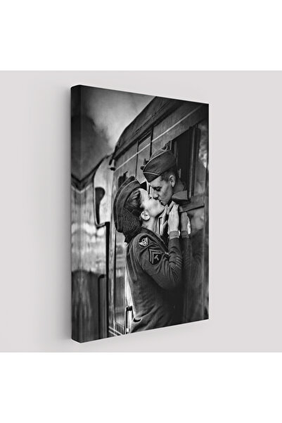 Outletore Ayrılık Zamanı Sevgilisi ile Trende Öpüşen Asker Kanvas Tablo-5227