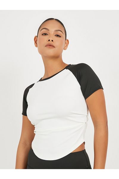 Styli Color Block Side Ruched Curved Hem Short Sleeve Top
