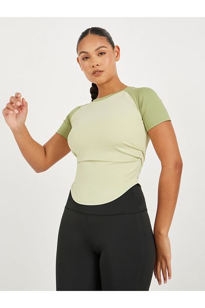 Styli Color Block Side Ruched Curved Hem Short Sleeve Top