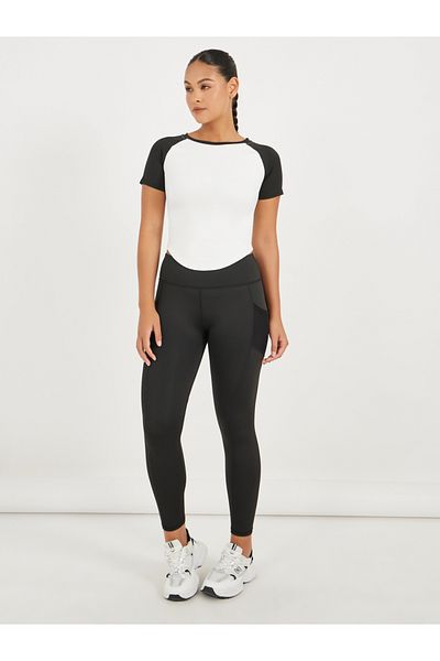 Styli Color Block Side Ruched Curved Hem Short Sleeve Top