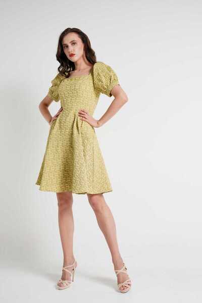 mica فستان بطول الركبة وأكمام قصيرة وفتحة رقبة مربعة