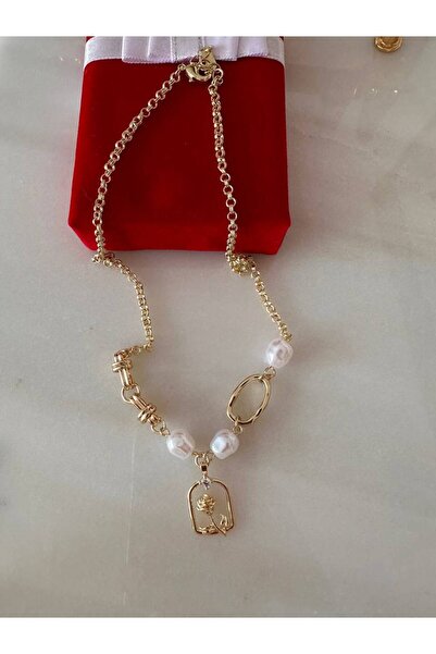 Vip Çelik Gold Renk Zirkon Tek Taş ve İnci Detaylı Plaka İçinde Gül Figürlü Antialerjik Kolye 45 cm.