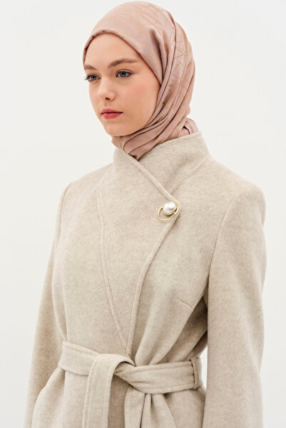 Tuğba Broş Detaylı Kuşaklı Manto - Bej