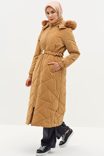 Tuğba Yırtmaç Detaylı Kapüşonlu Kapitone Manto - Camel