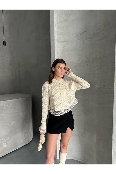 asur boutique سترة نسائية من Asur Boutique بتفاصيل دانتيل - مع أزرار داخلية