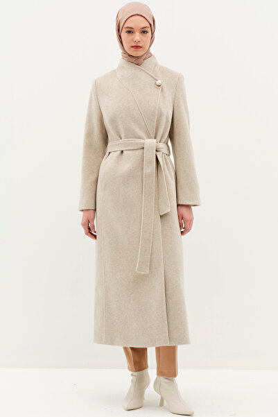Tuğba Broş Detaylı Kuşaklı Manto - Bej
