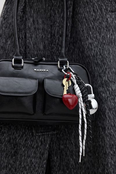 Manuka Standard-Charmi-Tasche – mit Schlossdetail