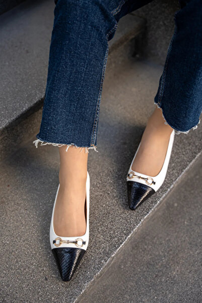 LAMİNTA Γυναικείες μπαλαρίνες Voyen White διπλό χρώμα με χρυσή πόρπη με λεπτομέρειες