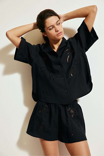 H&M شورت مطرز بالانجليزية