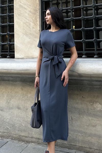 Ded COLLECTION Γυναικείο φόρεμα μίντι από ύφασμα με κοντό μανίκι με λαιμόκοψη με λεπτομέρεια με κορδόνι στο μπροστινό μέρος