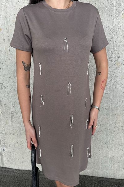 Ded COLLECTION Γυναικείο κοντομάνικο φόρεμα μέχρι το γόνατο με αλυσίδα και πέτρα με λεπτομέρεια από ύφασμα