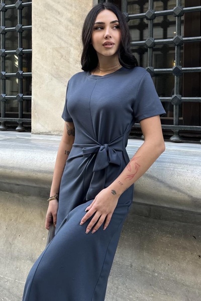 Ded COLLECTION Γυναικείο φόρεμα μίντι από ύφασμα με κοντό μανίκι με λαιμόκοψη με λεπτομέρεια με κορδόνι στο μπροστινό μέρος