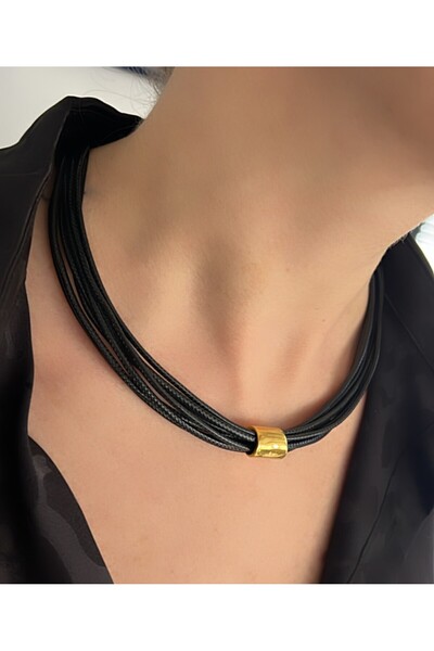 Kutcha Accessories Siyah Çoklu Kordon Kolye – Altın Detaylı Minimal Tasarım