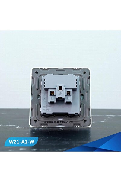 Btm مقبس 13 أمبير مع منفذ USB، أبيض، لون ملتوي