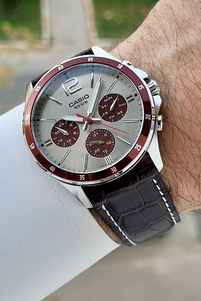 Casio ساعة يد عملية للرجال مزودة بحبل فضي ومؤشر لون بني
