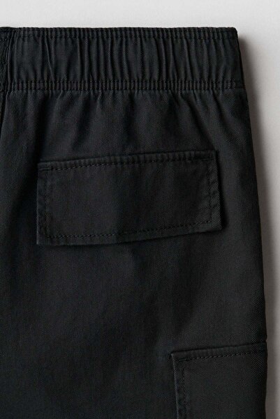 H&M شورت كارجو من قماش قطني مائل