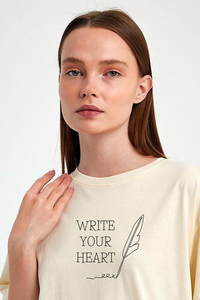 FİHA /2512-UNISEX OVERSIZE ΤΥΠΩΜΕΝΗ ΜΕ ΣΤΡΟΓΓΥΛΗ ΛΑΙΜΟΚΟΨΗ TSHIRT - ΕΚΡΟΥ