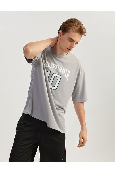 Koton Übergroßes Sport-T-Shirt mit Rundhalsausschnitt und halben Ärmeln mit College-Aufdruck