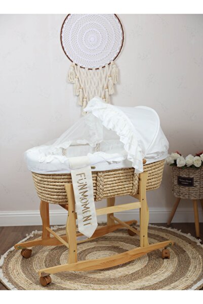 Fun Moment سلة موسى باللون الأبيض مع حامل خشبي على عجلات