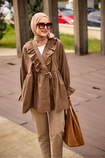 LOCCO Καφέ Hijab Tunic - Δέσιμο στο πλάι και λεπτομέρεια με βολάν