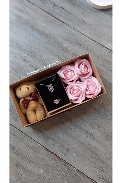 Atolye Ferda Gümüş Renkli Zirkon Taşlı Kalp Yüzük ve Kolyeli Solmayan Kırmızı...