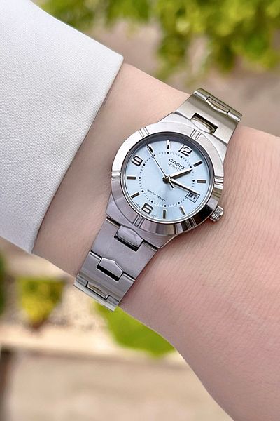 Casio ساعة يد نسائية باللون الفضي مع قرص أزرق