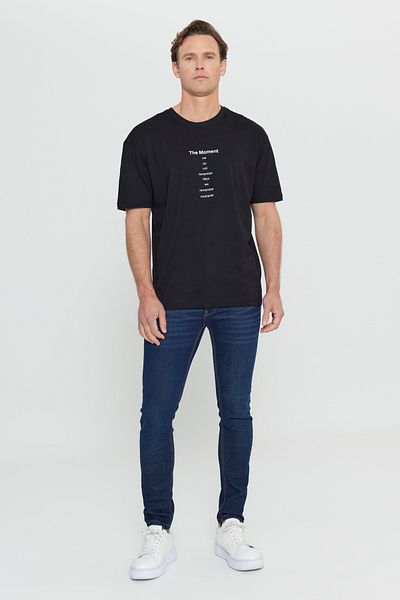 AC&Co / Altınyıldız Classics Pánské tričko DARK BLACK Long Fit Slim Fit Crew Neck 100% bavlna s potiskem