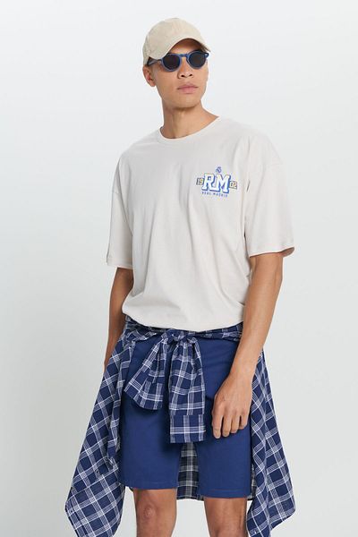AC&Co / Altınyıldız Classics Pánské světle béžové tričko Real Madrid s licencí oversize střih volného střihu 100% bavlna s výstřihem