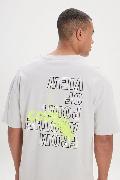 AC&Co / Altınyıldız Classics Graues, locker geschnittenes, weit geschnittenes, graues T-Shirt mit Rundhalsausschnitt aus 100 % Baumwolle auf der Rückseite
