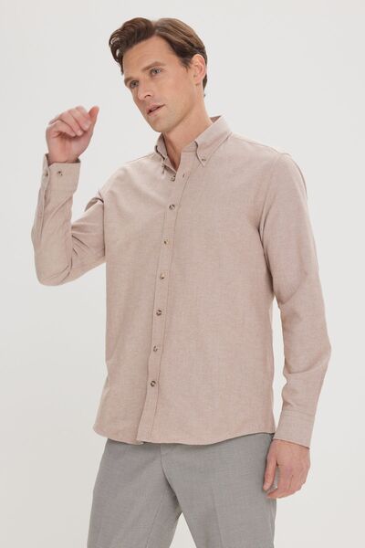 AC&Co / Altınyıldız Classics Férfi karcsúsított oxfordi ing - nyérc színű, gombos gallérral