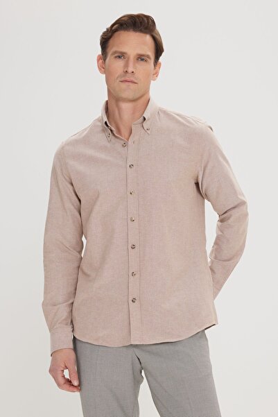 AC&Co / Altınyıldız Classics Férfi karcsúsított oxfordi ing - nyérc színű, gombos gallérral