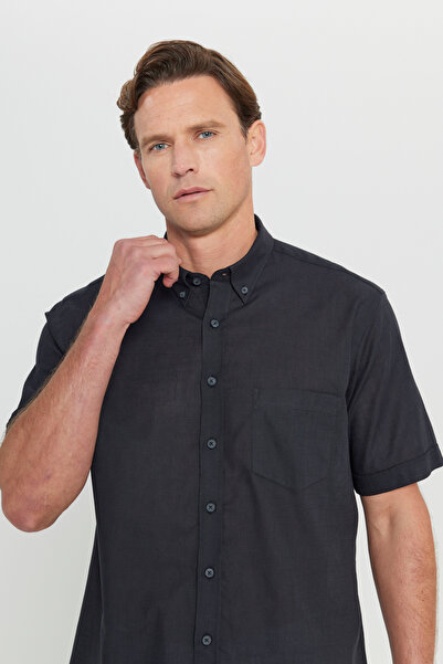 AC&Co / Altınyıldız Classics Erkek Siyah Comfort Fit Rahat Kesim Düğmeli Yaka Keten Görünümlü %100 Pamuk Kısa Kollu Gömlek