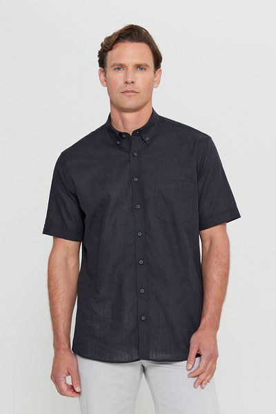 AC&Co / Altınyıldız Classics Schwarzes Herrenhemd – Comfort Fit, Relaxed Fit, Knopfkragen, 100 % Baumwolle, Leinenoptik, kurze Ärmel