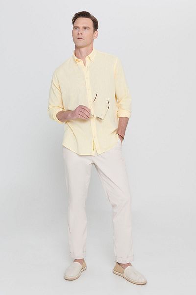 AC&Co / Altınyıldız Classics Sárga vászon Comfort Fit férfi ing - laza szabású, gombos gallérral