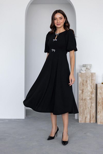 Deafox Schwarzes Midikleid aus Kreppstoff mit Schleifendetail und tiefem Ausschnitt