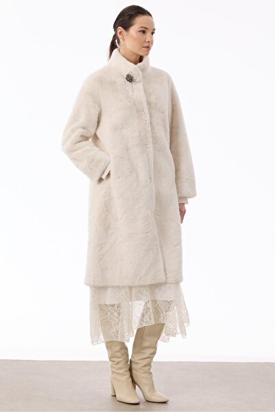 Tığ Triko Yakası Broşlu Triko Kaban EKRU