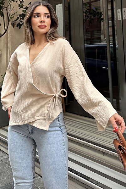 Juuuj Γυναικεία μπλούζα με μπεζ διπλό γιακά, σταυρωτά δεμένα, μανίκια με φλάρε, φαρδιά μουσελίνα