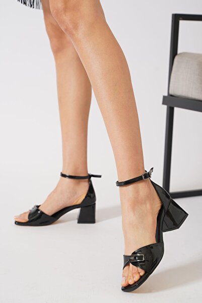 Moda Pie صندل نسائي من الجلد الأسود اللامع من Alina - إبزيم أمامي مفصل